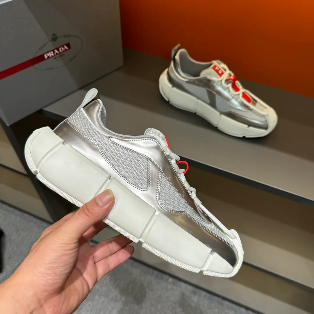 P460 PRADA/Prada men's lace-up leather casual sports shoes, the upper is made of cowhide leather and breathable mesh. It is soft, comfortable and breathable. The tongue is decorated with the PRADA brand letter logo. The thick rubber sole echoes the red label tongue. The style is fashionable and elegant. The details are carefully crafted. A casual sports shoe with a super western style and excellent breathability! Code number 38-45 (45 customized)